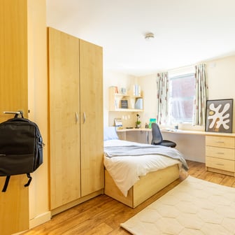Gold En Suite - Image 8